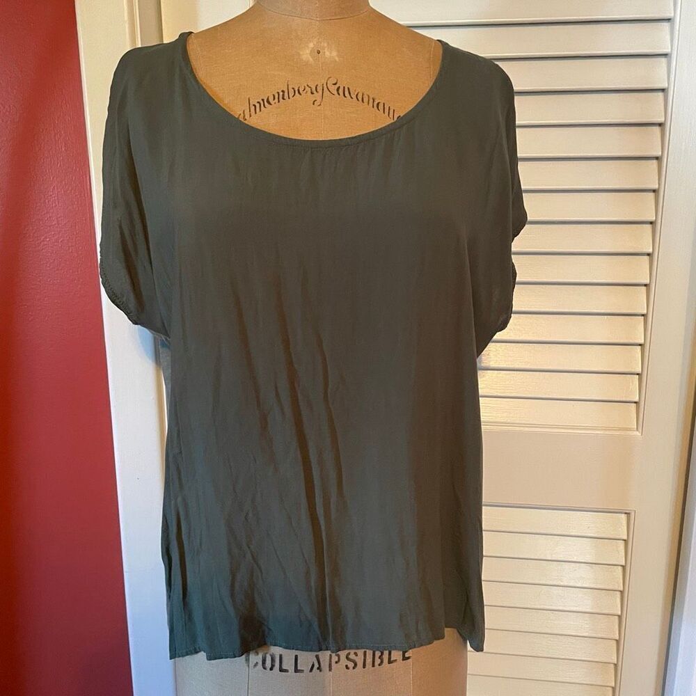 SPLENDID | two tone green high low button back blouse M both
